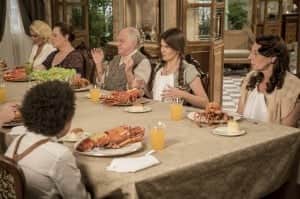 Caipiras olham as lagostas, não conseguem comer. Cunegundes ( Elizabeth Savalla ) tem reação alérgica e cai dura da cadeira (Foto: Globo/João Cotta) Caipiras olham as lagostas, não conseguem comer. Cunegundes ( Elizabeth Savalla ) tem reação alérgica e cai dura da cadeira (Foto: Globo/João Cotta)