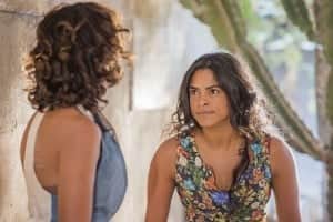 Tereza (Camila Pitanga) ganha a frente da igreja, incomodada. Luzia (Lucy Alves) vem atrás dela, doida para arrumar confusão (Foto: Globo/Caiuá Franco) Tereza (Camila Pitanga) ganha a frente da igreja, incomodada. Luzia (Lucy Alves) vem atrás dela, doida para arrumar confusão (Foto: Globo/Caiuá Franco)