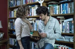 Elisa (Debora Bloch) e Vicente (Jesuíta Barbosa) em cena de "Justiça" (Foto: Globo/Estevam Avellar)