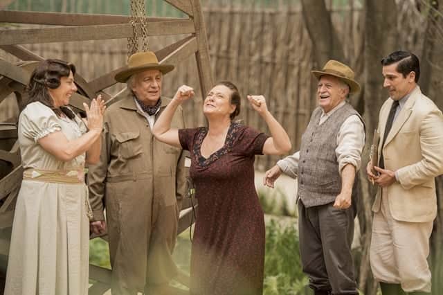 Eponina (Rosi Campos), Pandolfo (Marco Nanini), Cunegundes (Elizabeth Savala), Quinzinho (Ary Fontoura) e o engenheiro (Claudio Andrade Junior) (Foto: Globo/João Cotta) Eponina (Rosi Campos), Pandolfo (Marco Nanini), Cunegundes (Elizabeth Savala), Quinzinho (Ary Fontoura) e o engenheiro (Claudio Andrade Junior) (Foto: Globo/João Cotta)