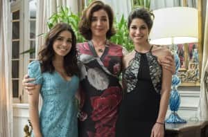 Shirlei (Sabrina Petraglia), Francesca (Marisa Orth) e Carmela (Chandelly Braz) (Foto: Globo/João Cotta) Shirlei (Sabrina Petraglia), Francesca (Marisa Orth) e Carmela (Chandelly Braz) (Foto: Globo/João Cotta)