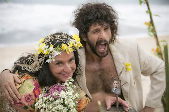 Teodora (Grace Gianoukas) e seu “Tarzan” (Guilherme Chelucci) no spin-off de "Haja Coração" (Foto: Globo/Raphael Dias) Teodora (Grace Gianoukas) e seu “Tarzan” (Guilherme Chelucci) no spin-off de "Haja Coração" (Foto: Globo/Raphael Dias)