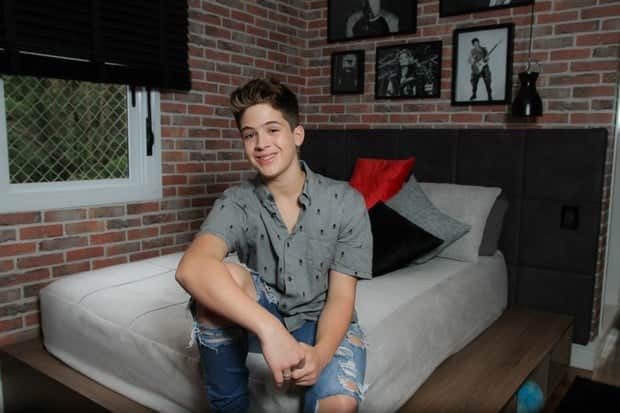João Guilherme posa em seu quarto e abre a casa para o EGO (Foto: Amauri Neh / EGO) Protagonista de novela do SBT