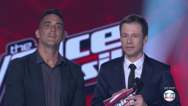 André Marques e Tiago Leifert na final do "The Voice Brasil 5" (Foto: Reprodução/Globo) André Marques e Tiago Leifert na final do "The Voice Brasil 5" (Foto: Reprodução/Globo)
