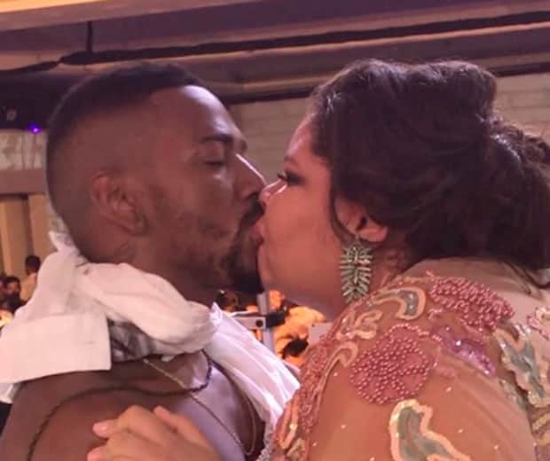 Nego do Borel dá beijão na boca de fã durante show (Foto: Reprodução) Nego do Borel dá beijão na boca de fã durante show (Foto: Reprodução)