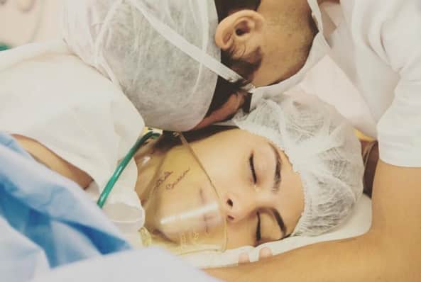 Felipe Simas se declara ao publicar foto do nascimento de sua filha (Foto: Reprodução) Felipe Simas se declara ao publicar foto do nascimento de sua filha (Foto: Reprodução)