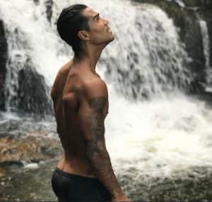 Micael Borges aparece de sunga em cachoeira Micael Borges aparece de sunga em cachoeira