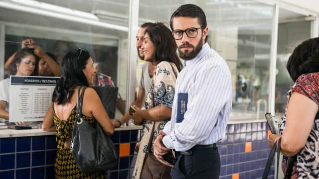 "Sol Nascente": César se disfarça de religioso para fugir da polícia (Foto: Divulgação) "Sol Nascente": César se disfarça de religioso para fugir da polícia (Foto: Divulgação)