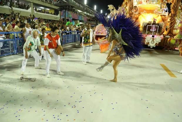 Monique Alfradique cai na Marquês de Sapucaí durante desfile (Foto : Reprodução) Monique Alfradique cai na Marquês de Sapucaí durante desfile (Foto : Reprodução)