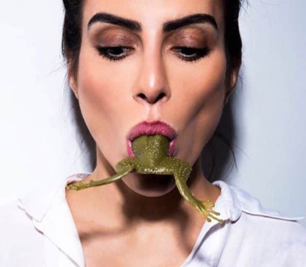 Cléo Pires posta foto com sapo dentro da boca (Foto: Reprodução) Cléo Pires posta foto com sapo dentro da boca (Foto: Reprodução)