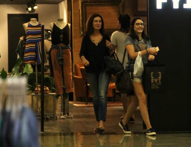 Fátima Bernardes é vista fazendo compras em shopping ao lado da filha (Foto: Reprodução) Fátima Bernardes é vista fazendo compras em shopping ao lado da filha (Foto: Reprodução)