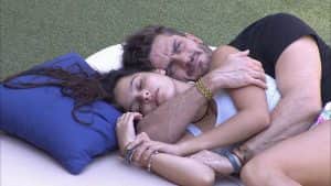 Marcos conversa com Emilly no "BBB17" (Foto: Divulgação/Globo)