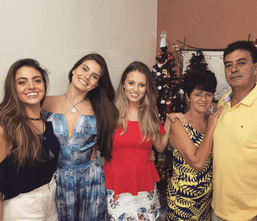 Camila Queiroz e a família (Foto : Reprodução) Camila Queiroz e a família (Foto : Reprodução)