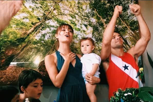 A atriz Sophie Charlotte com o filho e o marido. (Foto: Reprodução/Instagram)