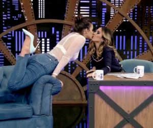 Bruna Marquezine dá selinho em Tatá Werneck no talk show (Foto: Reprodução/Multishow) Bruna Marquezine dá selinho em Tatá Werneck no talk show (Foto: Reprodução/Multishow)