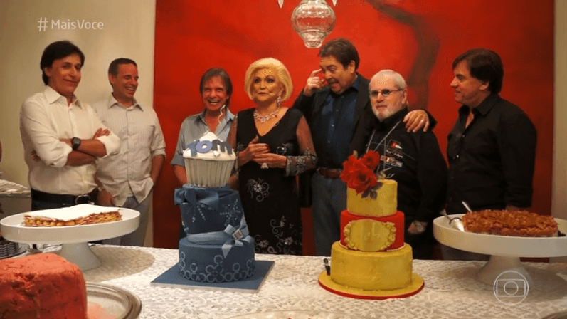 Hebe Camargo com amigos em seu último aniversário (Foto: Reprodução/Globo) Hebe Camargo com amigos em seu último aniversário (Foto: Reprodução/Globo)