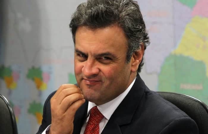 Aécio Neves, deputado federal do PSDB de Minas Gerais, é levado as pressas para hospital e passa por cirurgia de emergência. Aécio Neves, deputado federal do PSDB de Minas Gerais, é levado as pressas para hospital e passa por cirurgia de emergência.