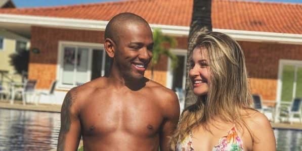Nego esbanja beleza ao lado da namorada