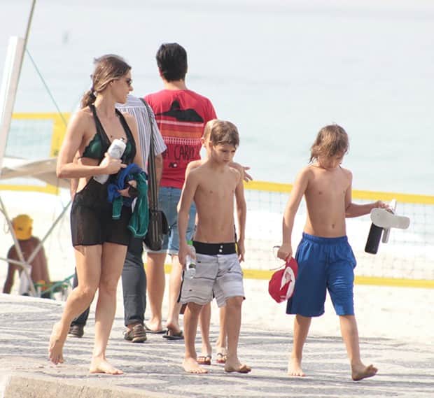 Fernanda Lima passeia com os filhos (Foto: J.C. Pereira/ Agnews) Fernanda Lima passeia com os filhos (Foto: J.C. Pereira/ Agnews)