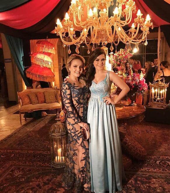 Larissa Manoela aparenta ter 30 anos em foto com Maisa Larissa Manoela aparenta ter 30 anos em foto com Maisa