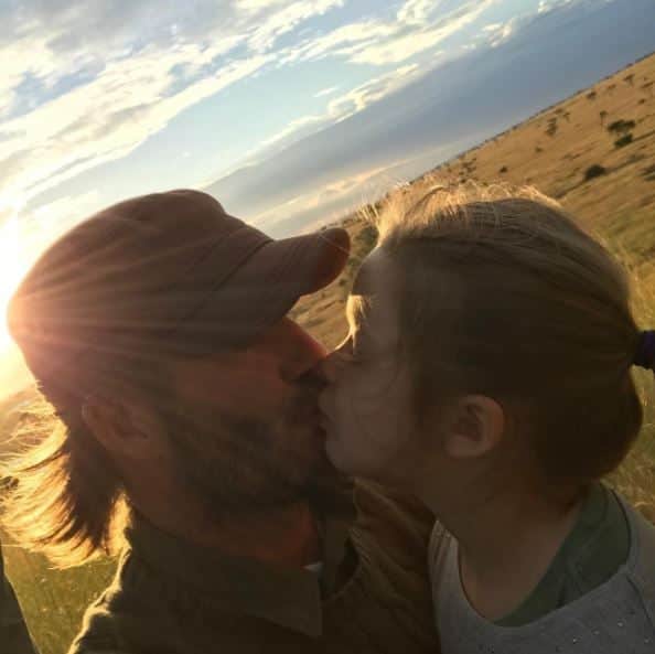 David Beckham beija a filha mais nova, Harper. (Foto: Reprodução/Instagram) David Beckham beija a filha mais nova, Harper. (Foto: Reprodução/Instagram)