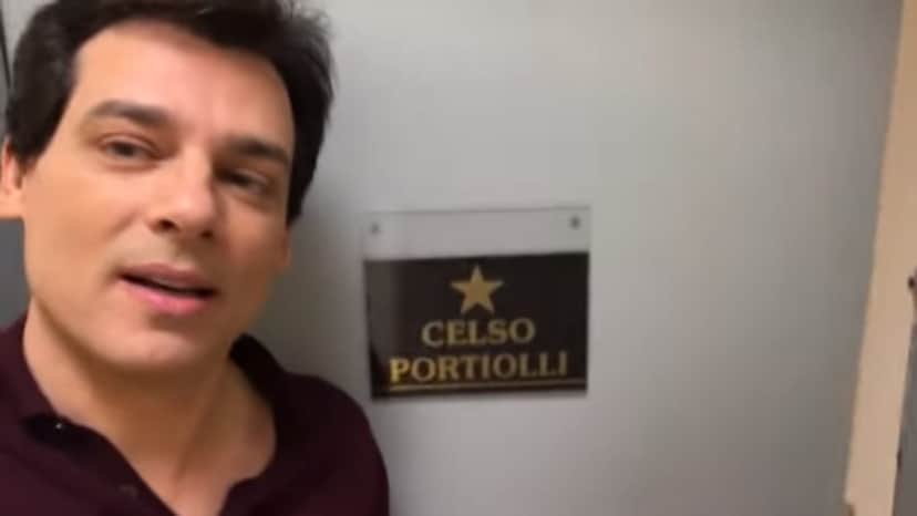 Celso Portiolli na porta do seu camarim. (Foto: Reprodução) Celso Portiolli na porta do seu camarim. (Foto: Reprodução)