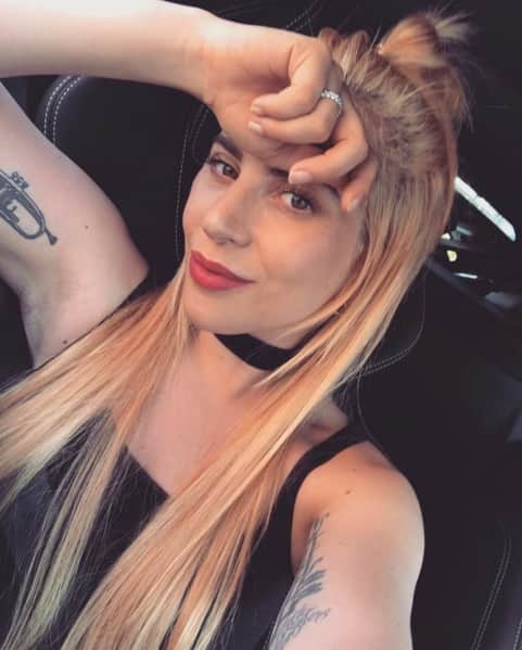 Lady Gaga surge quase que irreconhecível. Lady Gaga surge quase que irreconhecível.