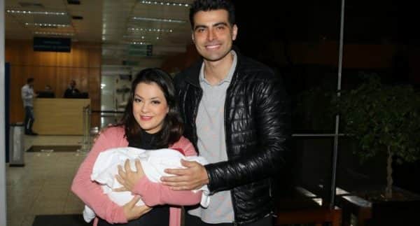Li Martins com a pequena Antonella e o ex, JP Mantovani (Foto: AgNews/ Thiago Duran) Li Martins com a pequena Antonella e o ex, JP Mantovani (Foto: AgNews/ Thiago Duran)