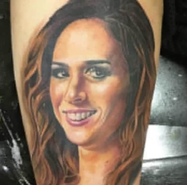 Fã tatuou rosto de Tatá. (Foto: Reprodução/Instagram) Fã tatuou rosto de Tatá. (Foto: Reprodução/Instagram)