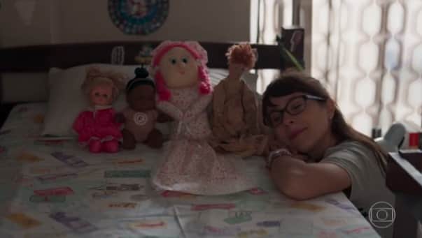 Benê e suas bonecas em "Malhação" (Foto: Reprodução/Globo) Benê e suas bonecas em "Malhação" (Foto: Reprodução/Globo)