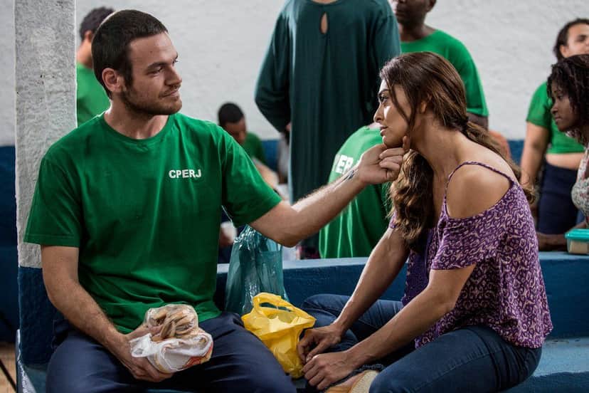 Bibi visita o marido na prisão (Foto: Reprodução/Globo)