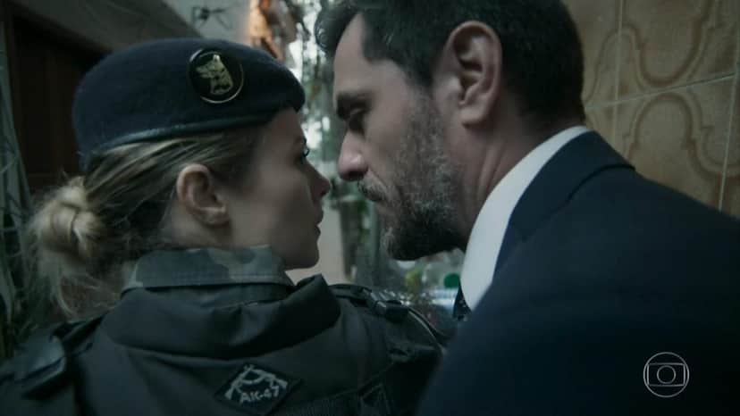 Jeiza e Caio trocam olhares em "A Força do Querer". Jeiza e Caio trocam olhares em "A Força do Querer".