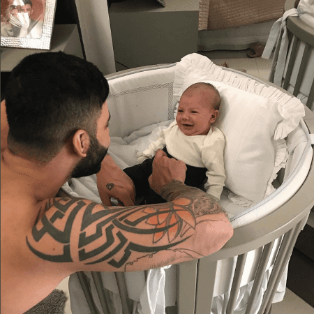 Gusttavo Lima se derrete com o filho sorrindo