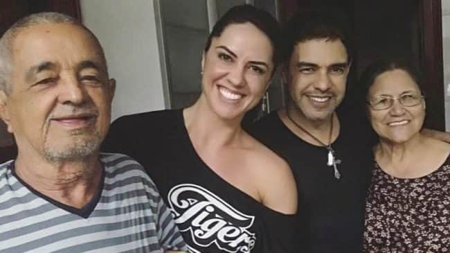 Graciele ao lado dos pais de Zezé (Foto: Reprodução)