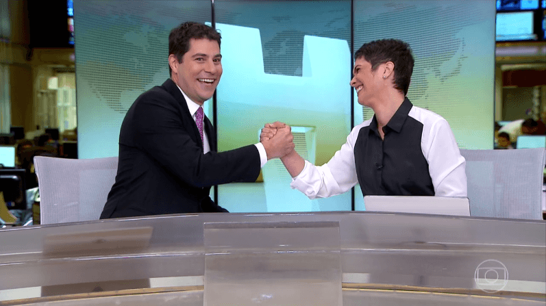Evaristo Costa se despede do "Jornal Hoje" ao lado de Sandra Annenberg (Foto: Reprodução/Globo) Evaristo Costa se despede do "Jornal Hoje" ao lado de Sandra Annenberg (Foto: Reprodução/Globo)