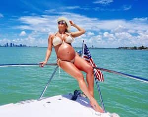 Karina Bacchi exibe barrigão em passeio. (Foto: Reprodução) Karina Bacchi exibe barrigão em passeio. (Foto: Reprodução)