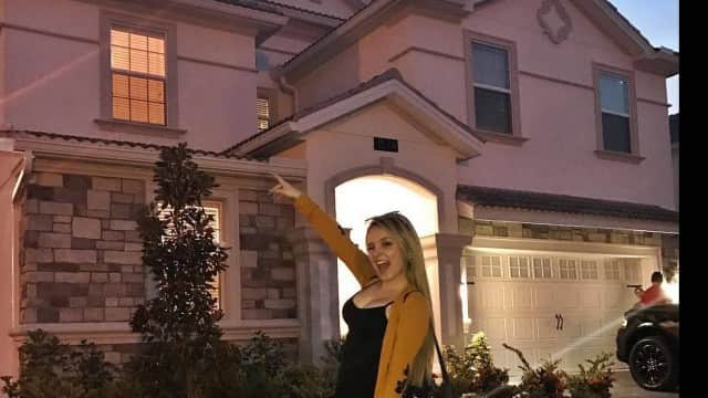 Larissa Manoela em frente sua mansão de nove quartos em Orlando. (Foto: Reprodução) Larissa Manoela em frente sua mansão de nove quartos em Orlando. (Foto: Reprodução)