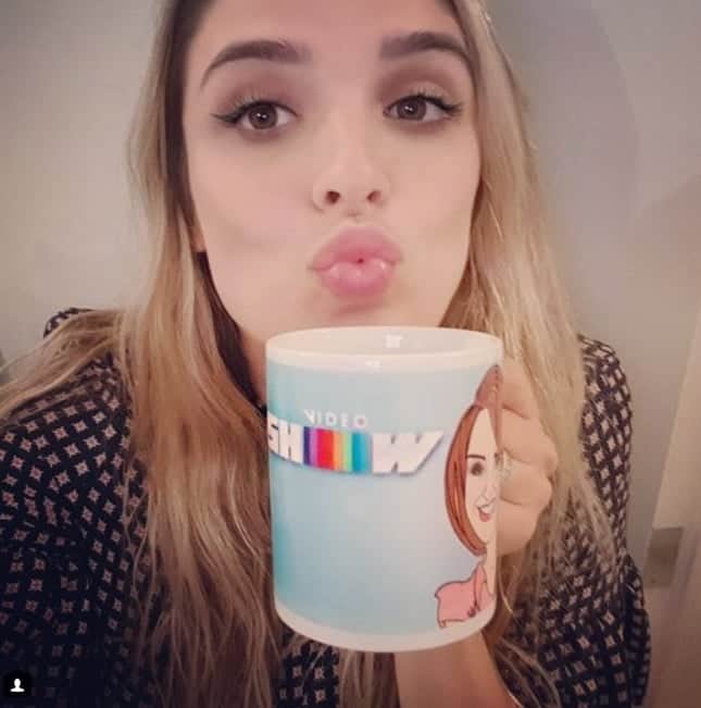 A apresentadora Rafa Brites segura a caneca do programa "Vídeo Show". (Foto: Reprodução/Instagram) A apresentadora Rafa Brites segura a caneca do programa "Vídeo Show". (Foto: Reprodução/Instagram)