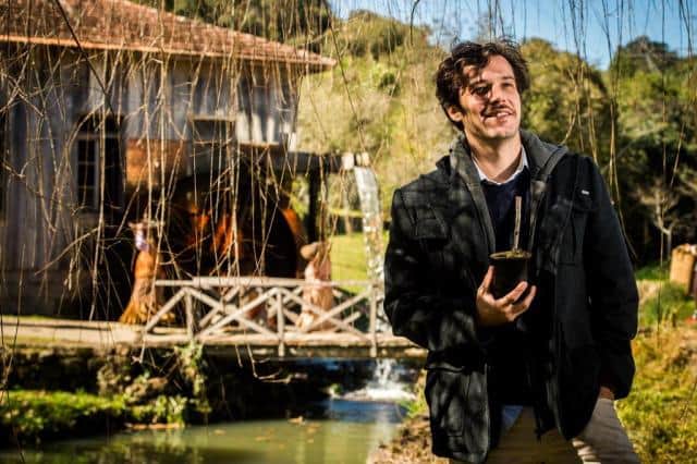 Jayme Matarazzo é flagrado tomando chimarrão nos bastidores da próxima novela das seis (Foto: Divulgação) Jayme Matarazzo é flagrado tomando chimarrão nos bastidores da próxima novela das seis (Foto: Divulgação)