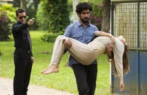 Renato (Renato Góes) e Alice (Sophie Charlotte) ficam na mira de Vitor (Daniel de Oliveira) em 'Os Dias Eram Assim' (Foto: Globo/Cesar Alves) Renato (Renato Góes) e Alice (Sophie Charlotte) ficam na mira de Vitor (Daniel de Oliveira) em 'Os Dias Eram Assim' (Foto: Globo/Cesar Alves)