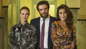 Jeiza (Paolla Oliveira), Caio (Rodrigo Lombardi) e Bibi (Juliana Paes) em "A Força do Querer" (Foto: Globo/Mauricio Fidalgo) Jeiza (Paolla Oliveira), Caio (Rodrigo Lombardi) e Bibi (Juliana Paes) em "A Força do Querer" (Foto: Globo/Mauricio Fidalgo)