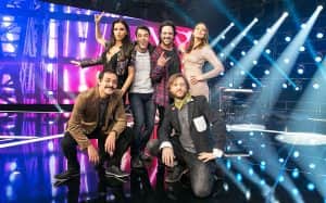 Esta imagem contém homens em mulheres posando para fotógrafo da TV Globo Esta imagem contém homens em mulheres posando para fotógrafo da TV Globo