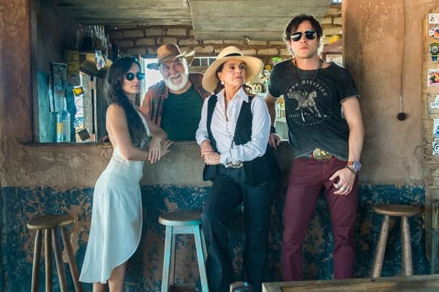 Clara (Bianca Bin), Josafá (Lima Duarte), Sophia (Marieta Severo) e Gael (Sergio Guizé) (Foto: Globo/Raquel Cunha) Clara (Bianca Bin), Josafá (Lima Duarte), Sophia (Marieta Severo) e Gael (Sergio Guizé) (Foto: Globo/Raquel Cunha)