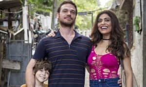 Dedé (João Bravo), Rubinho (Emílio Dantas) e Bibi (Juliana Paes) em A Força do Querer (Foto: Globo/Marilia Cabral) Dedé (João Bravo), Rubinho (Emílio Dantas) e Bibi (Juliana Paes) em A Força do Querer (Foto: Globo/Marilia Cabral)
