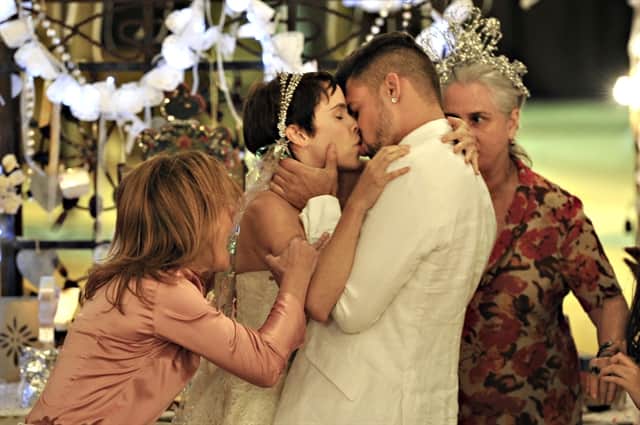 Carminha (Adriana Esteves), Nina (Débora Falabella) e Jorginho (Cauã Reymond) em "Avenida Brasil" (Foto: Globo/Renato Rocha Miranda) Carminha (Adriana Esteves), Nina (Débora Falabella) e Jorginho (Cauã Reymond) em "Avenida Brasil" (Foto: Globo/Renato Rocha Miranda)