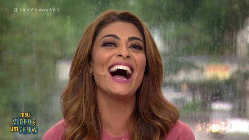 Atriz global, Juliana Paes sorridente em programa de televisão Atriz global, Juliana Paes sorridente em programa de televisão