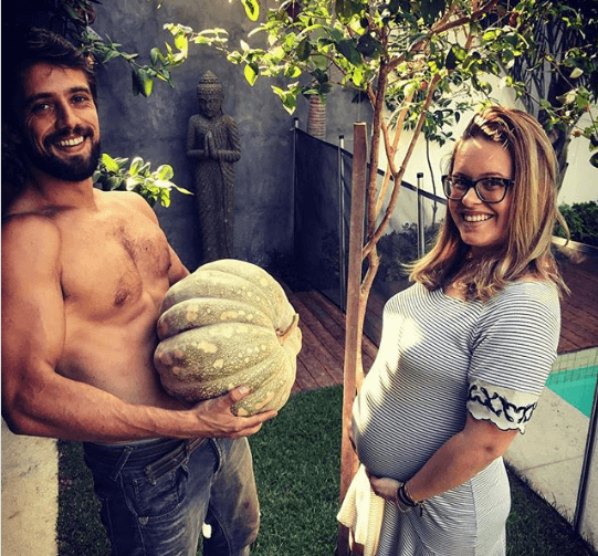 Rafael Cardoso aparece sem camisa ao lado da mulher grávida e a 'imita' Rafael Cardoso aparece sem camisa ao lado da mulher grávida e a 'imita'