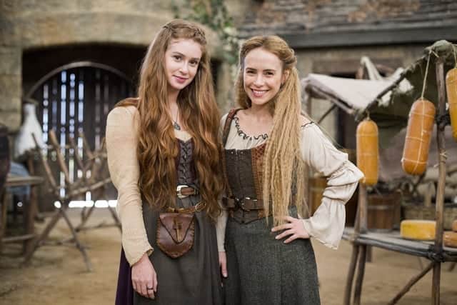 Amália (Marina Ruy Barbosa) e Diana (Fernanda Nobre) em Deus Salve o Rei (Foto: Globo/Marília Cabral) Amália (Marina Ruy Barbosa) e Diana (Fernanda Nobre) em Deus Salve o Rei (Foto: Globo/Marília Cabral)