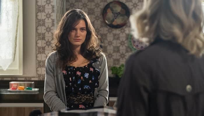 Clara (Bianca Bin) pede emprego a Fabiana (Fernanda Rodrigues) em O Outro Lado do Paraíso (Foto: Globo/Raquel Cunha) Clara (Bianca Bin) pede emprego a Fabiana (Fernanda Rodrigues) em O Outro Lado do Paraíso (Foto: Globo/Raquel Cunha)
