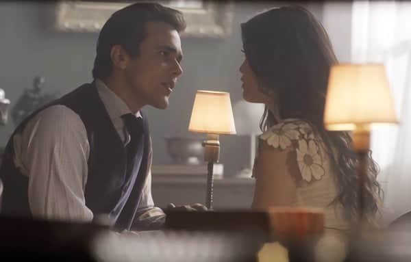 ator e atriz de tempo de amar em cena sentados e conversando ator e atriz de tempo de amar em cena sentados e conversando